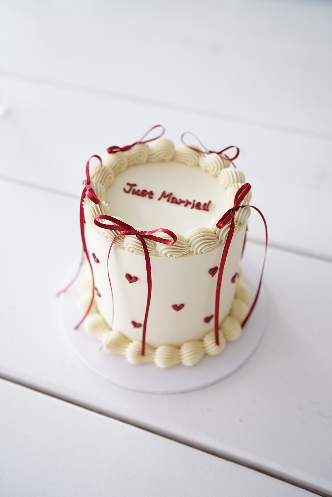 Petit heart bow cake